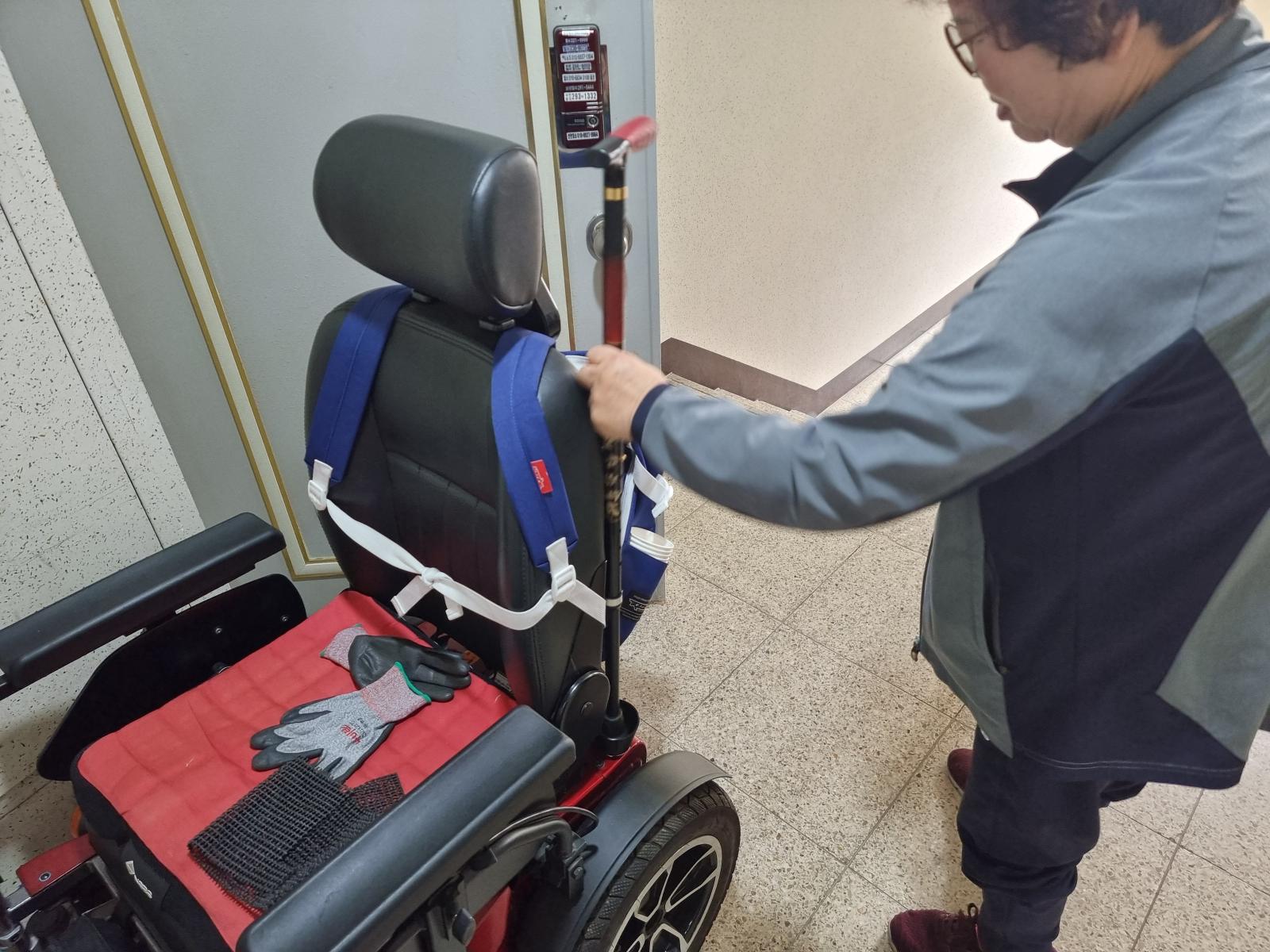 전동휠체어 고정 지팡이 거치대 제작지원 사례