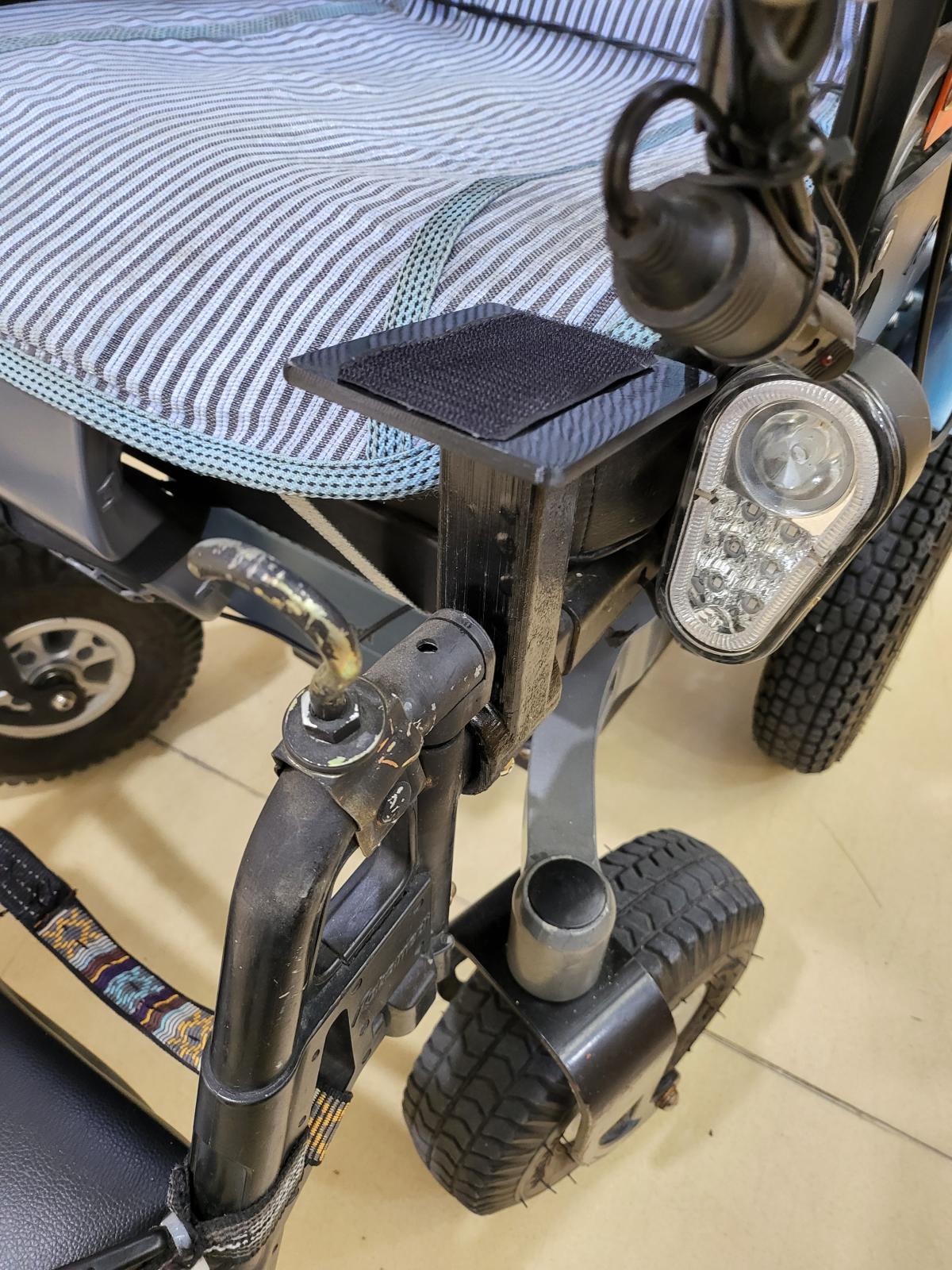 전동휠체어 맞춤형 스마트폰 거치대(로보메디 RW-400)