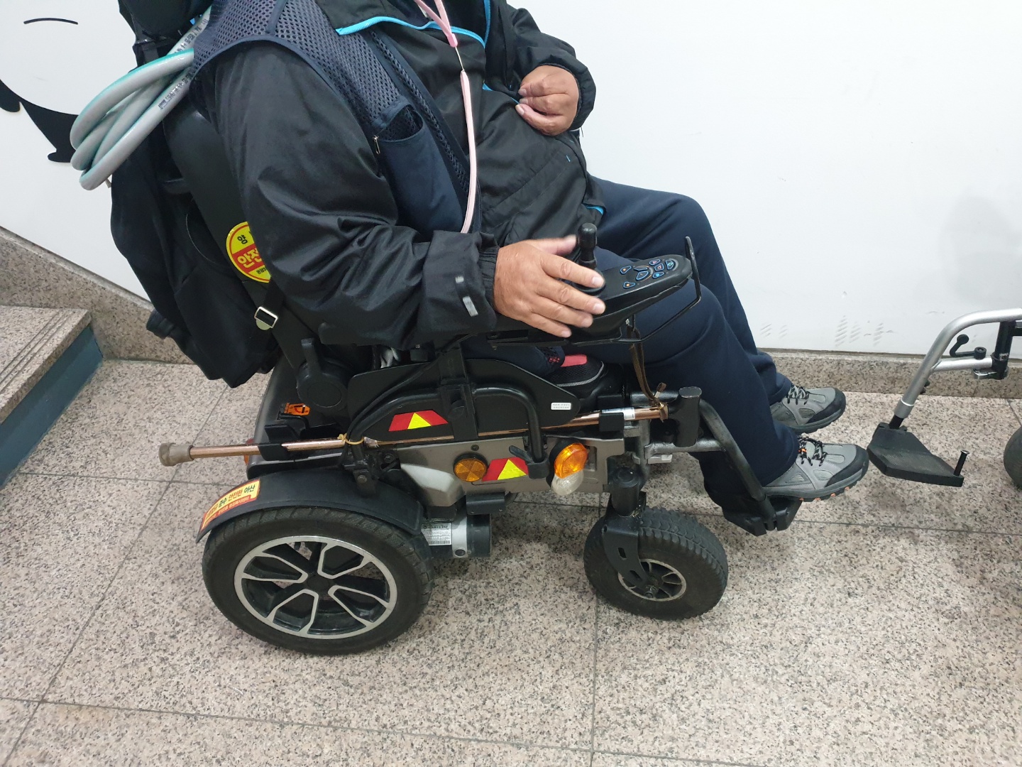 나래210 전동휠체어 지팡이 거치대 제작