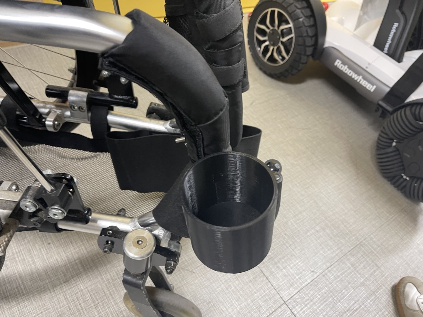 수동휠체어 전용 컵홀더(프레임)