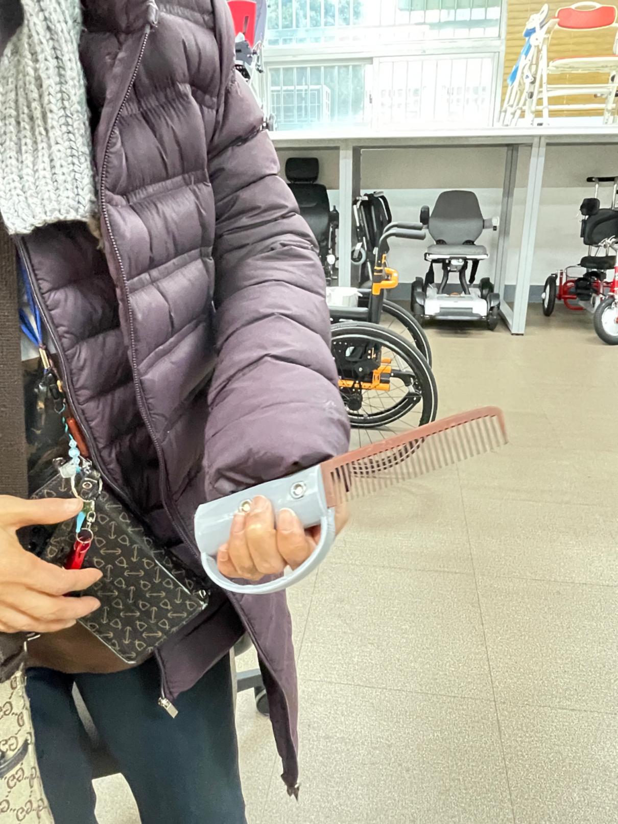 두꺼운 빗 손잡이