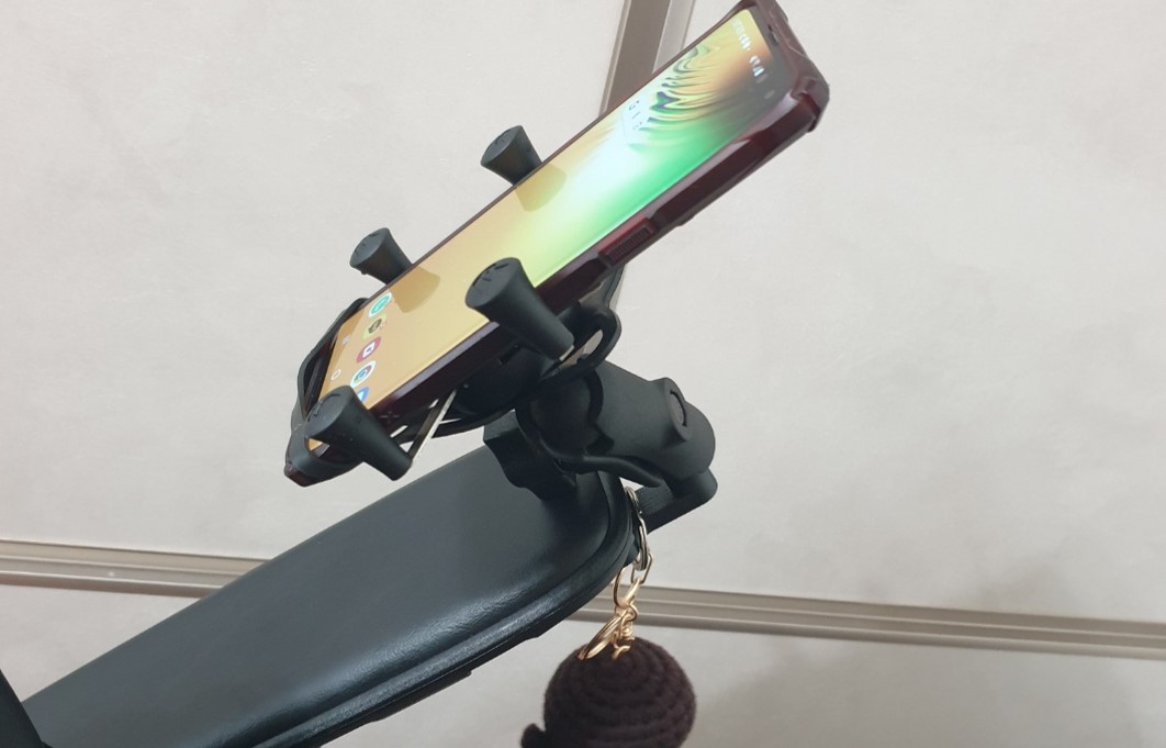 휴대폰 거치 브라켓