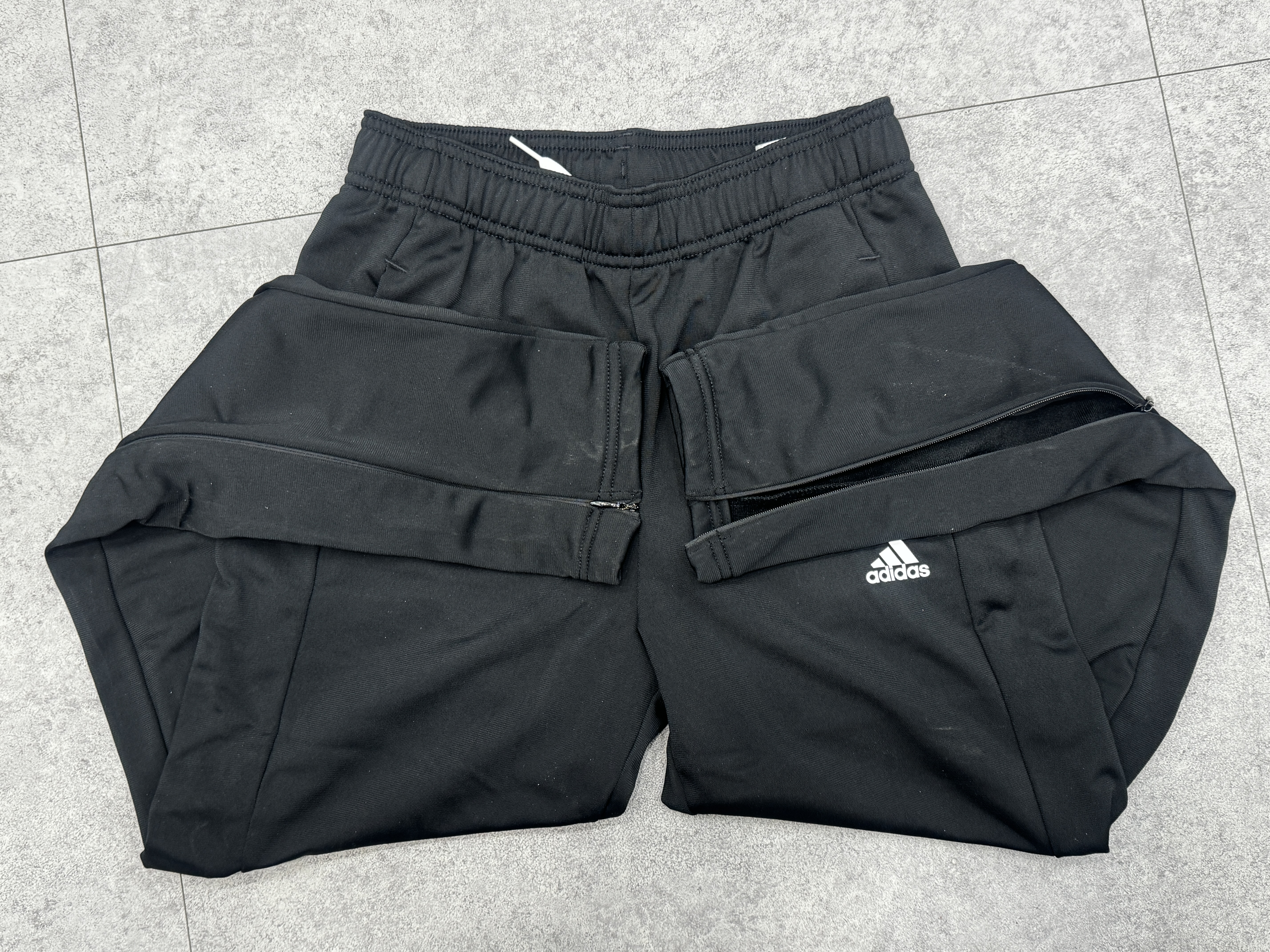 트레이닝 바지 트임 및 지퍼 마감(양측)