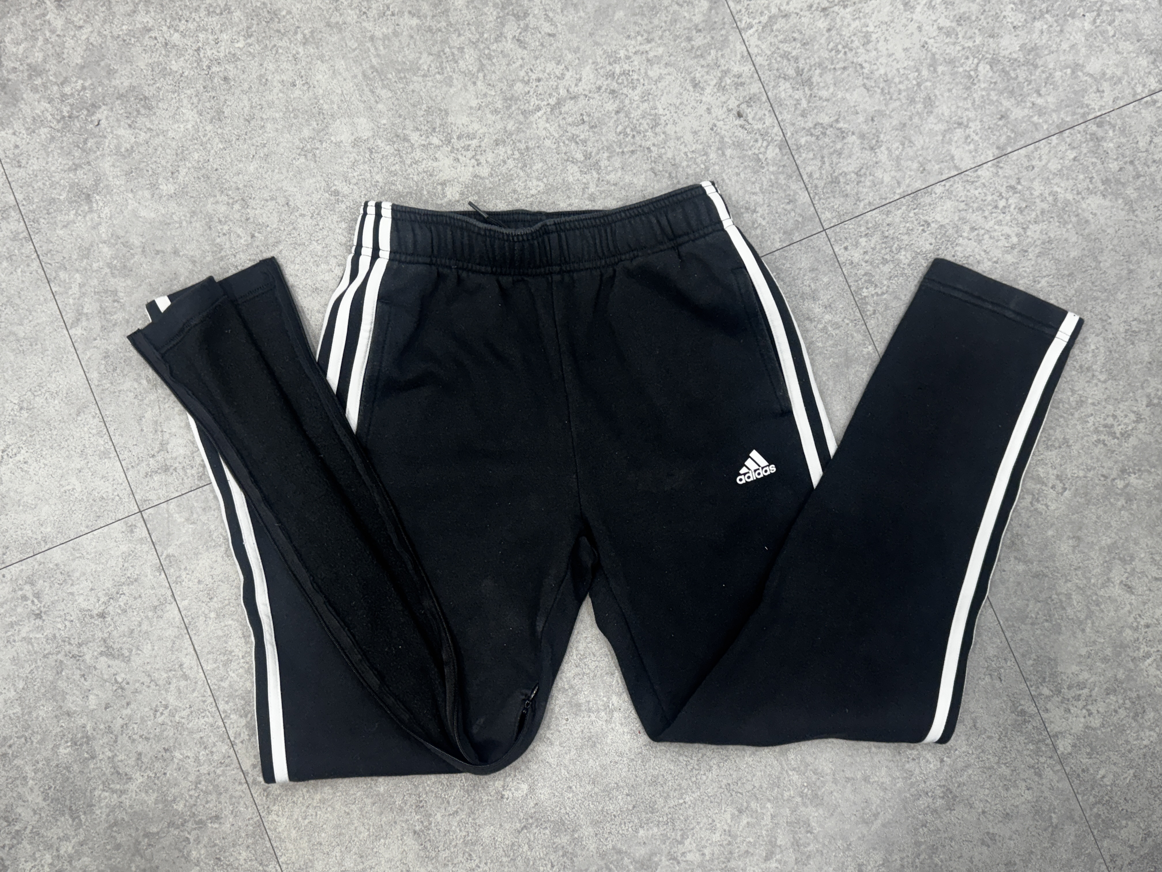 트레이닝 바지 트임 및 지퍼 마감(우측)