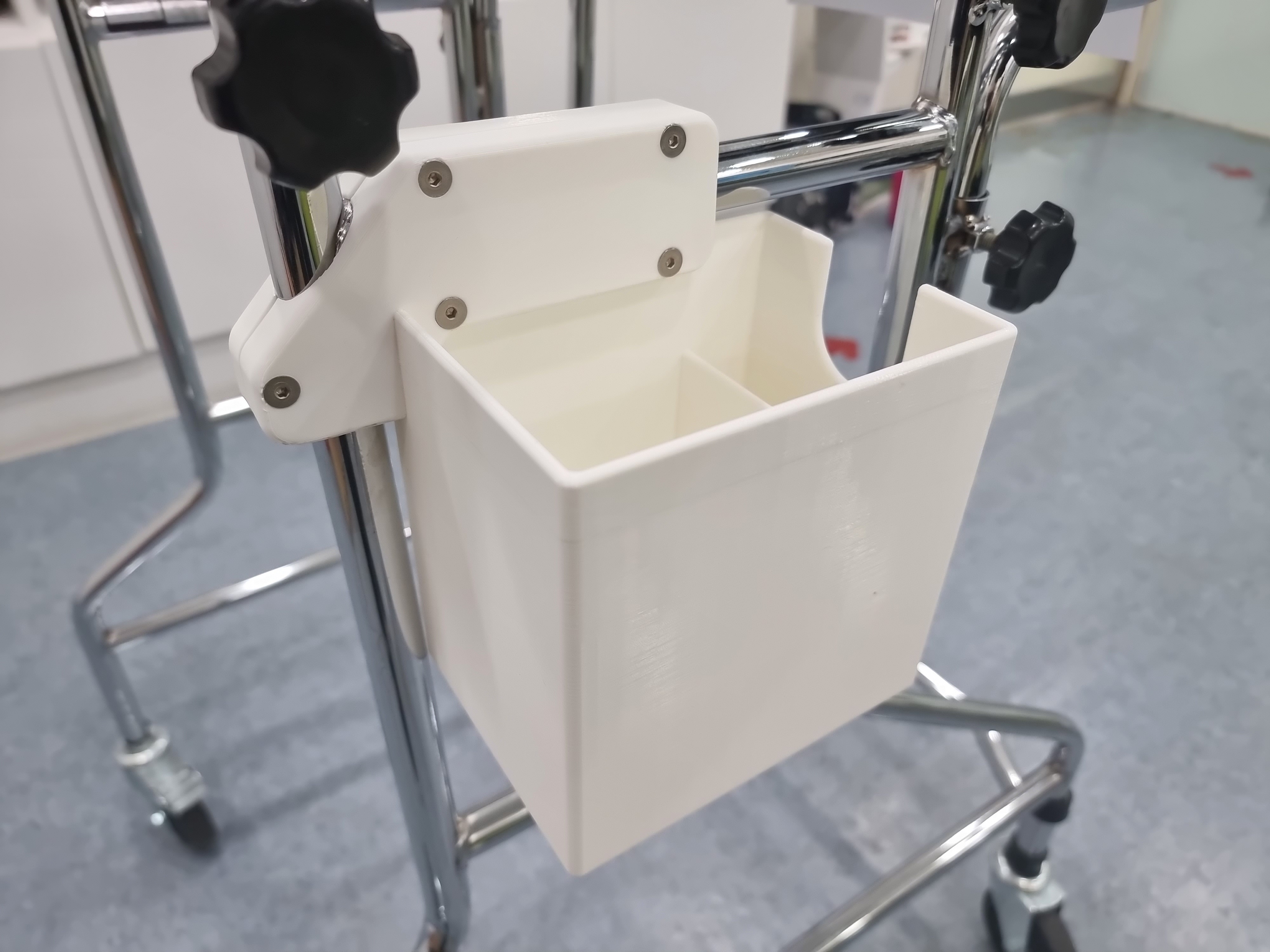 보행훈련기 고정 물품보관함