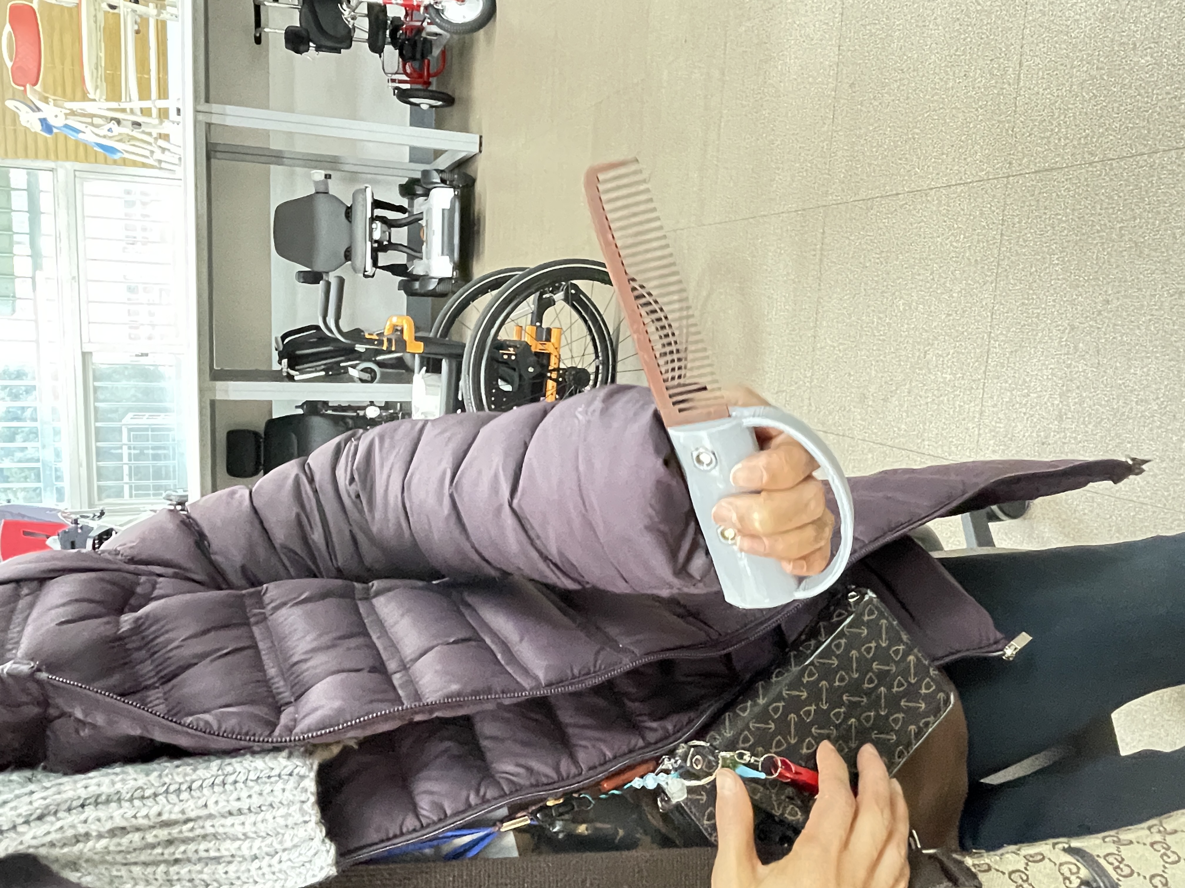 두꺼운 빗 손잡이