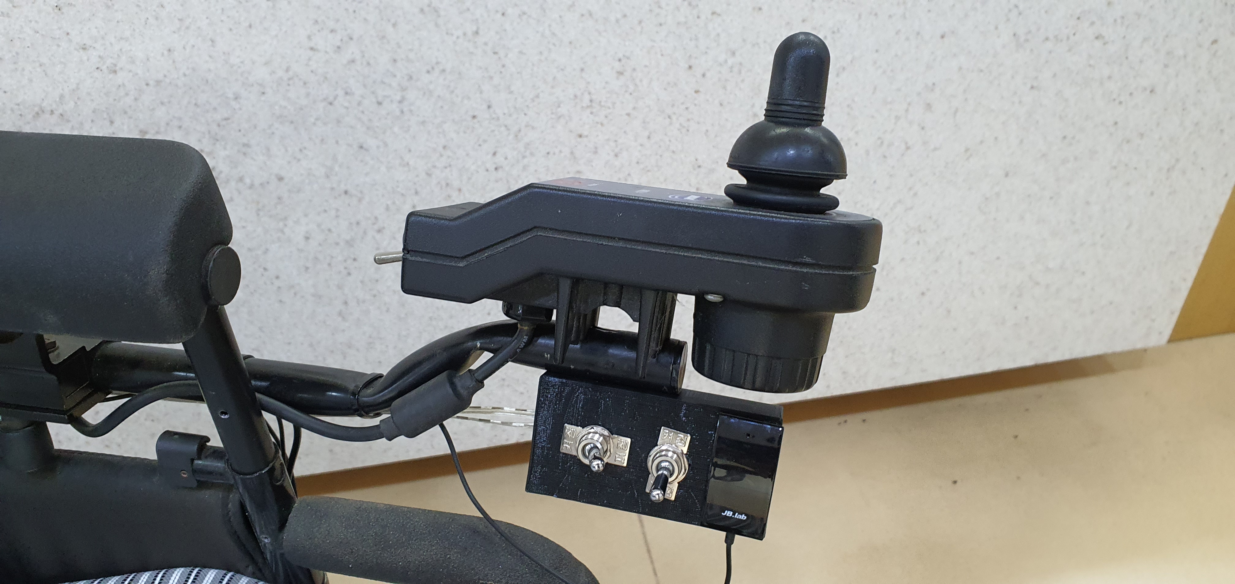 전동휠체어 컨트롤러 하부 스위치 부착대