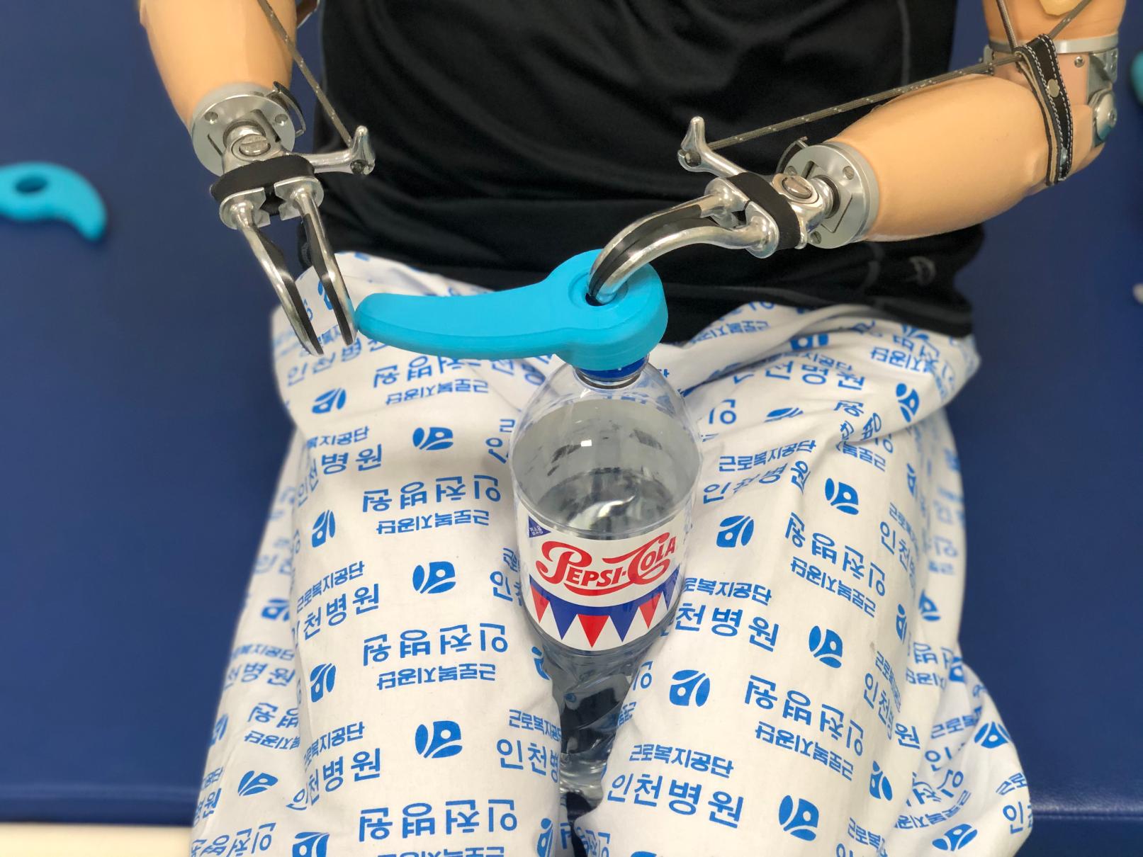 상지 절단환자 대상 기능형 의수용 페트병 오프너	