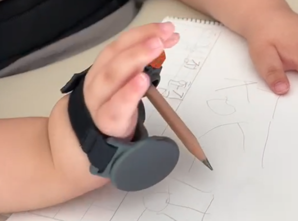 필기 보조기기(바닥 지지형)