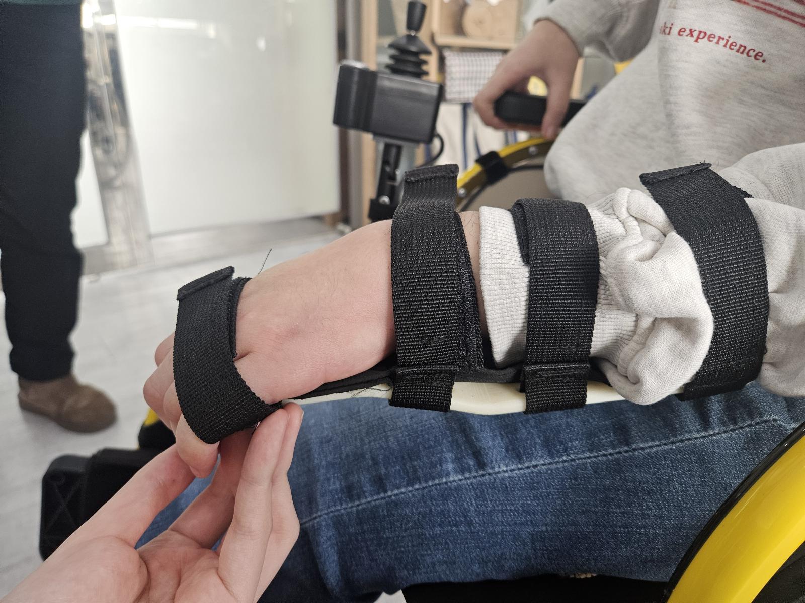 손 구축 방지 지지대