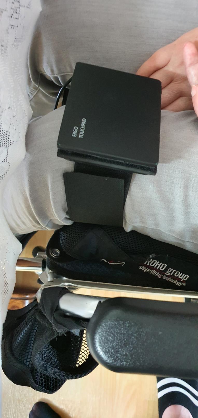 터치패드 고정판