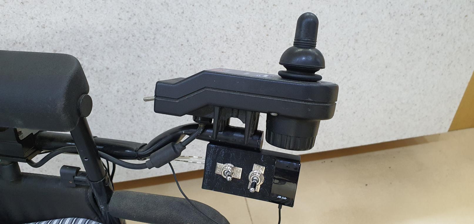 전동휠체어 컨트롤러 하부 스위치 부착대